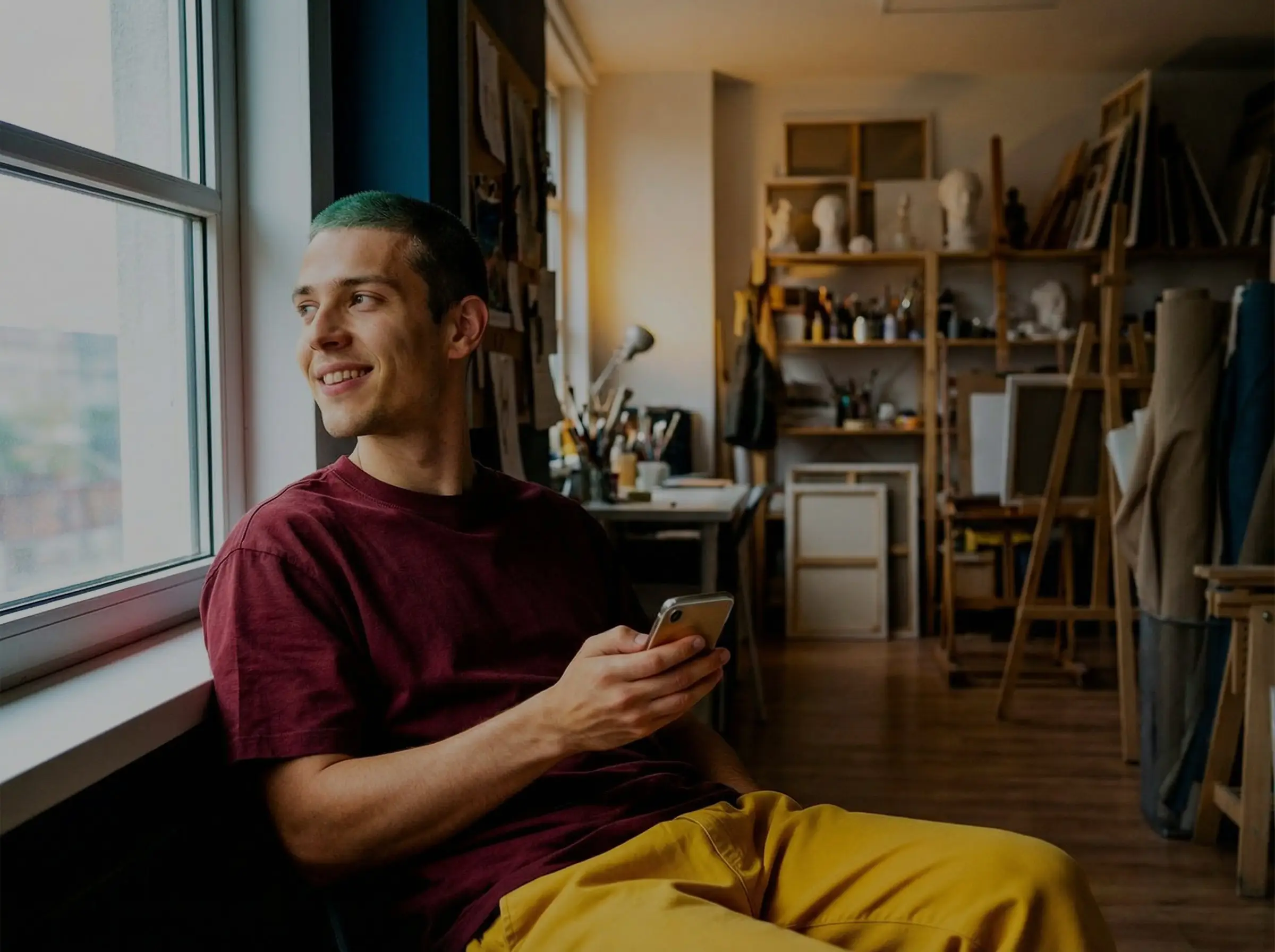 Freelancer mit Smartphone im Studio